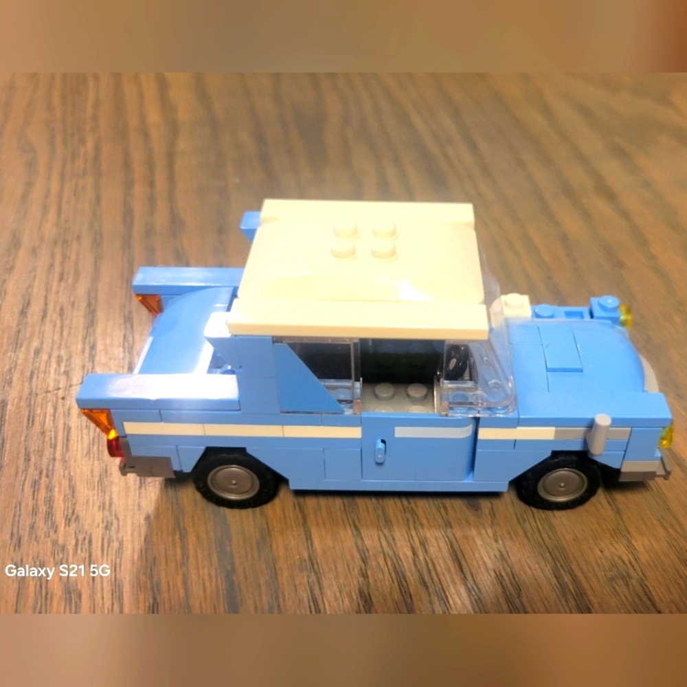 LEGO Harry Potter Flying 1962 Ford Anglia Weasley
